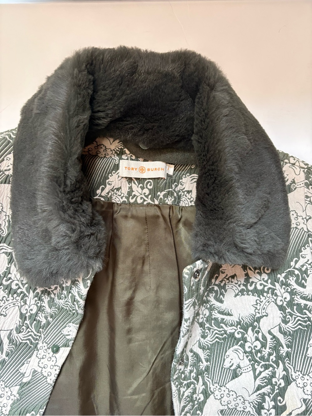 Tory Burch Green and White print Jacket with Dark faux fur collar and mini skirt - Picture 5 of 13